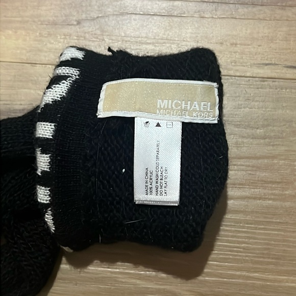Knitted Michael Kors Gloves - Picture 2 of 2